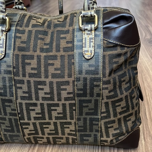 💯 % authentic Fendi shoulder/ totes bag - Picture 4 of 16